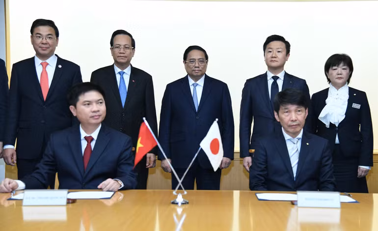 Thủ tướng Phạm Minh Chính chứng kiến lễ ký và trao biên bản thỏa thuận hợp tác giữa tỉnh Hà Nam và tỉnh Gunma.