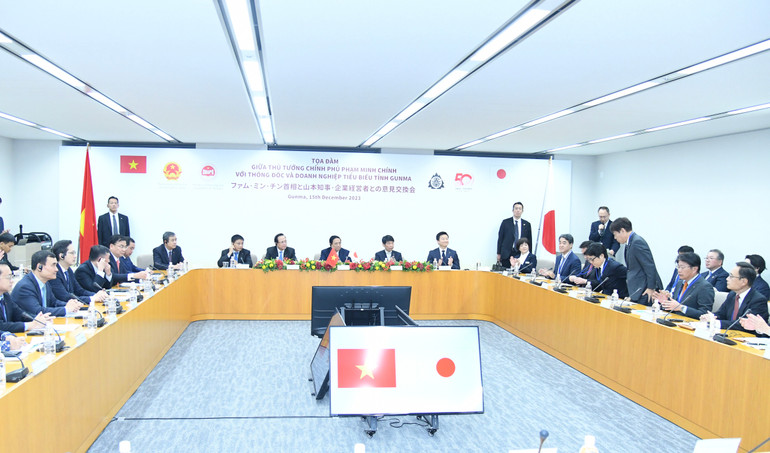 Quang cảnh buổi tọa đàm giữa Thủ tướng Phạm Minh Chính với Thống đốc và các doanh nghiệp tiêu biểu tỉnh Gunma.