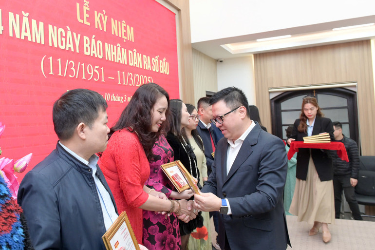 Tổng Biên tập Lê Quốc Minh trao Kỷ niệm chương "Vì sự nghiệp Báo Nhân Dân" tại Lễ kỷ niệm. (Ảnh: THẾ ĐẠI)