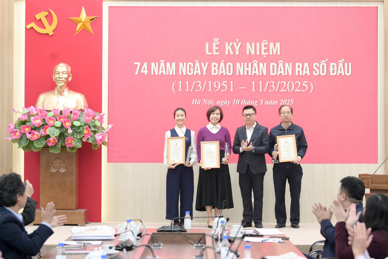 Tổng Biên tập Lê Quốc Minh trao Giải thưởng Gương mặt của năm - năm 2024 của Công đoàn Viên chức Việt Nam tại Lễ kỷ niệm. (Ảnh: THẾ ĐẠI)