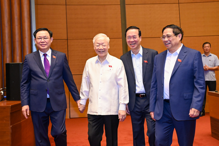 Tổng Bí thư Nguyễn Phú Trọng, Chủ tịch nước Võ Văn Thưởng, Thủ tướng Chính phủ Phạm Minh Chính và Chủ tịch Quốc hội Vương Đình Huệ tại Hội trường Diên Hồng. (Ảnh: DUY LINH)