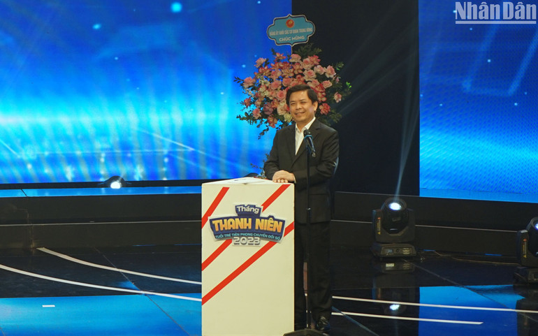 Bí thư Đảng ủy Khối các cơ quan Trung ương Nguyễn Văn Thể đối thoại với thanh niên tại chương trình. (Ảnh: TRUNG HƯNG)