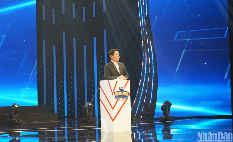 Bí thư Đảng ủy Khối các cơ quan Trung ương Nguyễn Văn Thể đối thoại với đoàn viên, thanh niên tại chương trình. (Ảnh: TRUNG HƯNG)