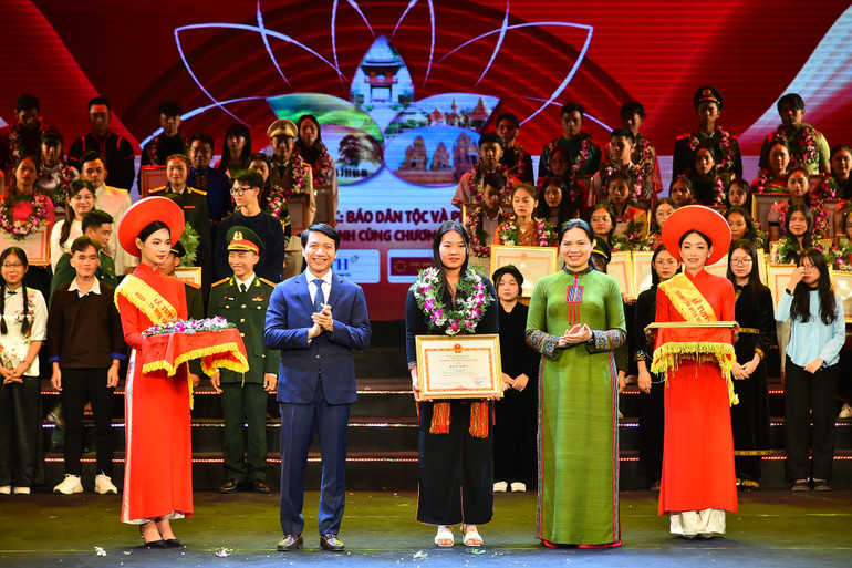 Chủ tịch Hội Liên hiệp Phụ nữ Việt Nam Hà Thị Nga và Bí thư Thường trực Trung ương Đoàn, Chủ tịch Trung ương Hội Liên hiệp Thanh niên Việt Nam Nguyễn Ngọc Lương trao bằng khen tặng các học sinh, sinh viên, thanh niên dân tộc thiểu số xuất sắc, tiêu biểu.