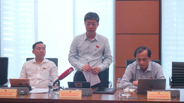 Đại biểu Nguyễn Mạnh Hùng (Cần Thơ) phát biểu thảo luận. (Ảnh: TRUNG HƯNG)