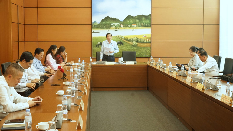 Quang cảnh phiên thảo luận tại Tổ 8. (Ảnh: TRUNG HƯNG)