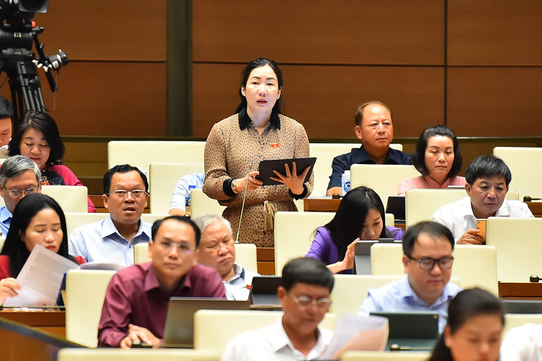 Đại biểu Trần Thị Thu Phước (Kon Tum) phát biểu. (Ảnh: THỦY NGUYÊN) Đại biểu Trần Thị Thu Phước (Kon Tum) phát biểu. (Ảnh: THỦY NGUYÊN)