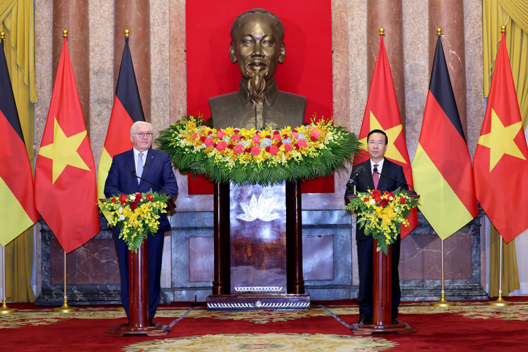 Chủ tịch nước Võ Văn Thưởng và Tổng thống Cộng hòa Liên bang Đức Frank-Walter Steinmeier gặp gỡ báo chí. (Ảnh: ĐĂNG KHOA)