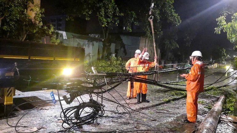 Công nhân Công ty Điện lực Hoài Đức xử lý, khắc phục sự cố thâu đêm đến rạng sáng 8/9. (Ảnh: EVNHANOI)