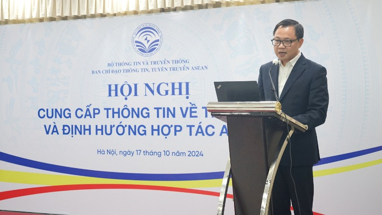 Ông Triệu Minh Long, Vụ trưởng Vụ Hợp tác quốc tế, Bộ Thông tin và Truyền thông phát biểu tại hội nghị. (Ảnh: TRUNG HƯNG)