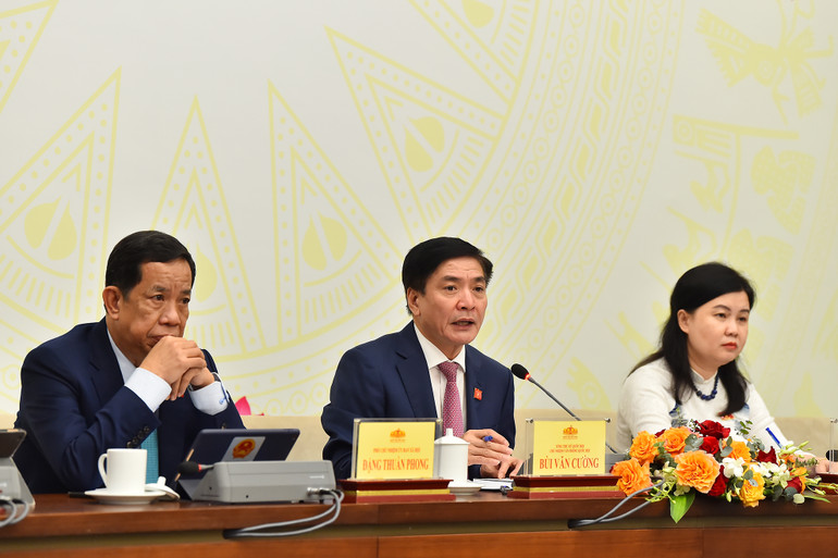 Ủy viên Ủy ban Thường vụ Quốc hội, Tổng Thư ký Quốc hội, Chủ nhiệm Văn phòng Quốc hội Bùi Văn Cường chủ trì họp báo công bố kết quả Kỳ họp thứ 7, Quốc hội khóa XV. (Ảnh: THỦY NGUYÊN) Ủy viên Ủy ban Thường vụ Quốc hội, Tổng Thư ký Quốc hội, Chủ nhiệm Văn phòng Quốc hội Bùi Văn Cường chủ trì họp báo công bố kết quả Kỳ họp thứ 7, Quốc hội khóa XV. (Ảnh: THỦY NGUYÊN)