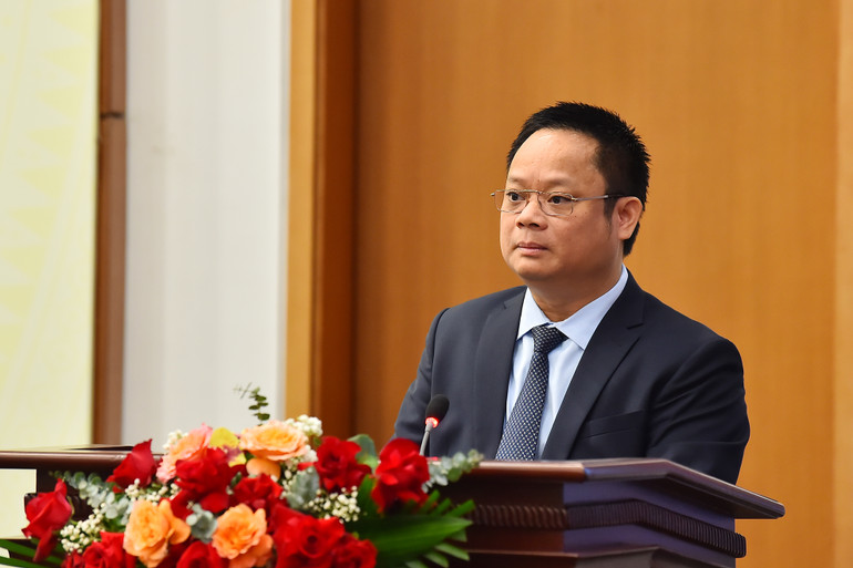 Phó Chủ nhiệm Văn phòng Quốc hội Vũ Minh Tuấn trình bày báo cáo tóm tắt kết quả kỳ họp. (Ảnh: THỦY NGUYÊN) Phó Chủ nhiệm Văn phòng Quốc hội Vũ Minh Tuấn trình bày báo cáo tóm tắt kết quả kỳ họp. (Ảnh: THỦY NGUYÊN)