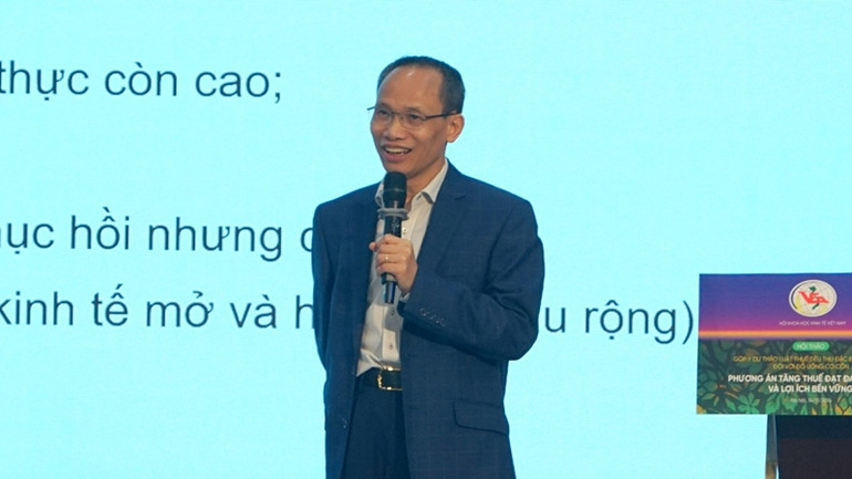 TS Cấn Văn Lực phát biểu tại hội thảo. (Ảnh: TRUNG HƯNG)