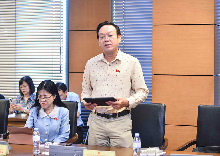 Đại biểu Nguyễn Văn Dương (Tiền Giang) phát biểu. (Ảnh: THỦY NGUYÊN)