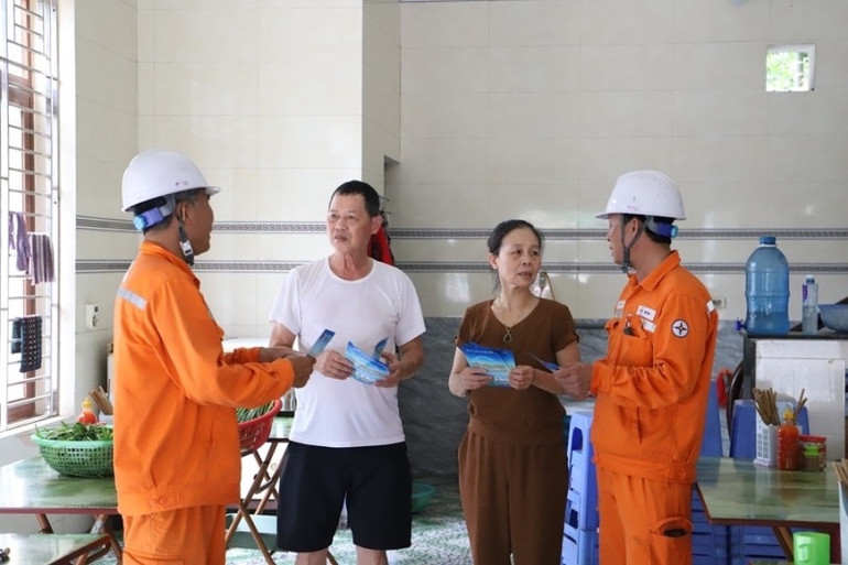 Nhân viên ngành điện tư vấn giải pháp tiết kiệm điện tại cơ sở kinh doanh.