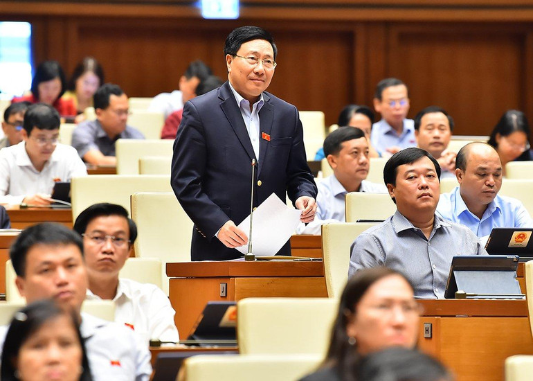 Phó Thủ tướng Phạm Bình Minh phát biểu giải trình, làm rõ một số vấn đề đại biểu Quốc hội nêu tại phiên chất vấn sáng 5/11. (Ảnh: THỦY NGUYÊN)