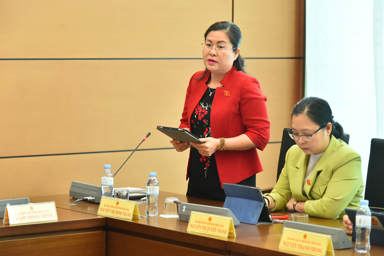 Đại biểu Nguyễn Thị Minh Trang (Vĩnh Long) phát biểu thảo luận tại Tổ 8. (Ảnh: THỦY NGUYÊN)