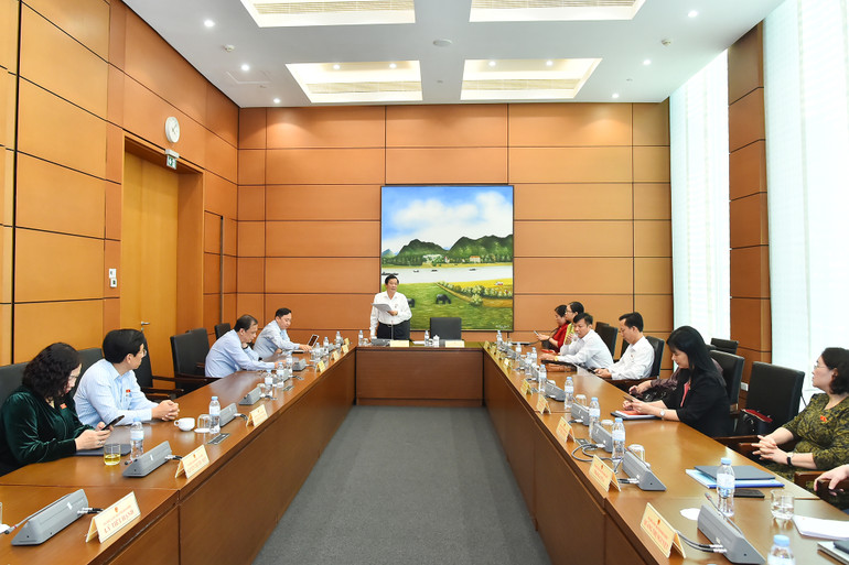 Quang cảnh thảo luận tại Tổ 8. (Ảnh: THỦY NGUYÊN)