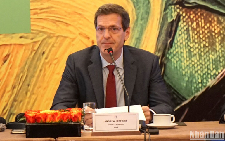 Ông Andrew Jeffries, Giám đốc quốc gia ADB tại Việt Nam phát biểu tại họp báo. (Ảnh: TRUNG HƯNG)