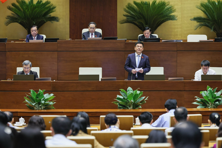 Bộ trưởng Công thương Nguyễn Hồng Diên phát biểu tiếp thu, giải trình các ý kiến của đại biểu Quốc hội. (Ảnh: DUY LINH) Bộ trưởng Công thương Nguyễn Hồng Diên phát biểu tiếp thu, giải trình các ý kiến của đại biểu Quốc hội. (Ảnh: DUY LINH)