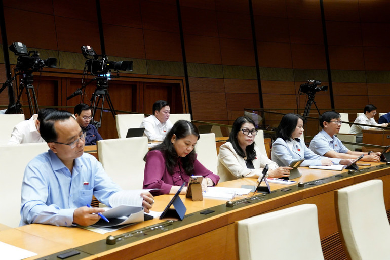 Các đại biểu Quốc hội làm việc tại hội trường. (Ảnh: DUY LINH) Các đại biểu Quốc hội làm việc tại hội trường. (Ảnh: DUY LINH)