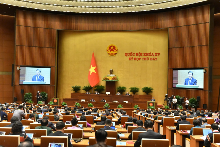 Phó Thủ tướng Chính phủ Lê Minh Khái, thừa ủy quyền của Thủ tướng Chính phủ trình bày báo cáo. (Ảnh: LINH KHOA)