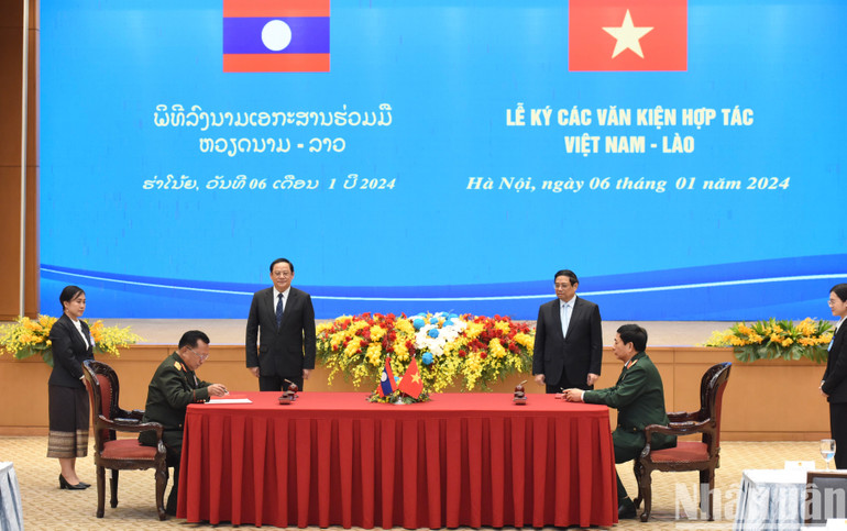 Thủ tướng Phạm Minh Chính và Thủ tướng nước Cộng hòa Dân chủ Nhân dân Lào Sonexay Siphandone chứng kiến Lễ ký kết văn kiện hợp tác Nghị định thư hợp tác biên phòng giữa Bộ Quốc phòng nước Cộng hòa xã hội chủ nghĩa Việt Nam và Bộ Quốc phòng nước Cộng hòa Dân chủ Nhân dân Lào. (Ảnh: TRẦN HẢI)