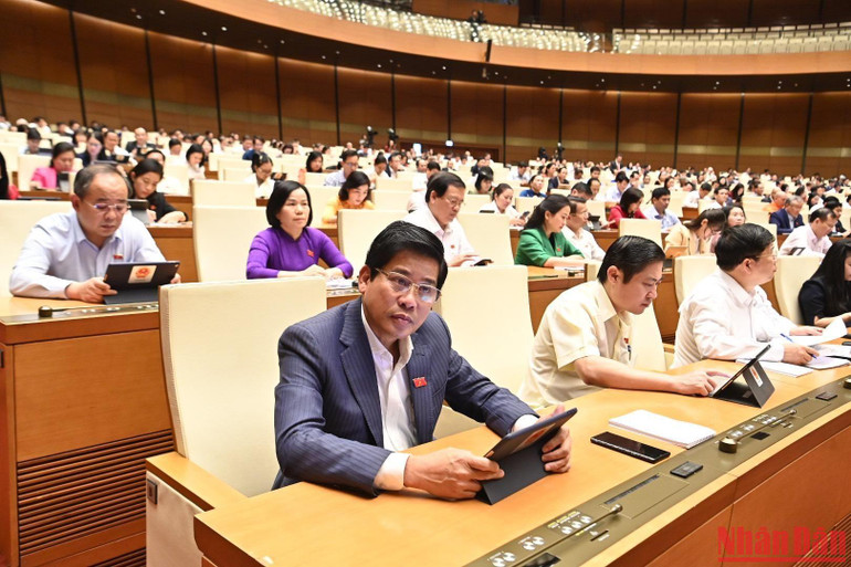 Các đại biểu dự phiên thảo luận tại Hội trường Diên Hồng chiều 27/10. Ảnh: ĐĂNG KHOA