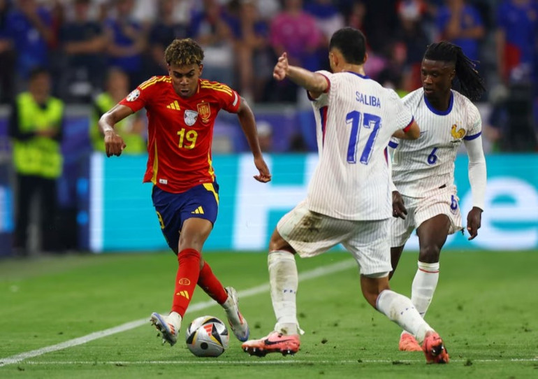 Yamal đang có tươi lai tươi sáng cùng đội tuyển Tây Ban Nha. (Ảnh: Reuters) Yamal đang có tươi lai tươi sáng cùng đội tuyển Tây Ban Nha. (Ảnh: Reuters)