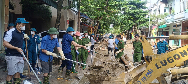 Thu dọn bùn đất trên địa bàn thành phố Yên Bái sau lũ. Thu dọn bùn đất trên địa bàn thành phố Yên Bái sau lũ.