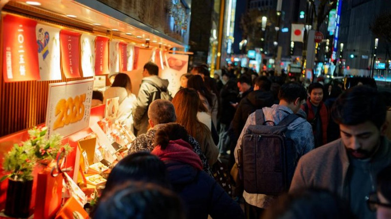 Xếp hàng mua đồ ăn nhẹ đón năm mới sắp tới tại Ginza, Tokyo, Nhật Bản. Xếp hàng mua đồ ăn nhẹ đón năm mới sắp tới tại Ginza, Tokyo, Nhật Bản.