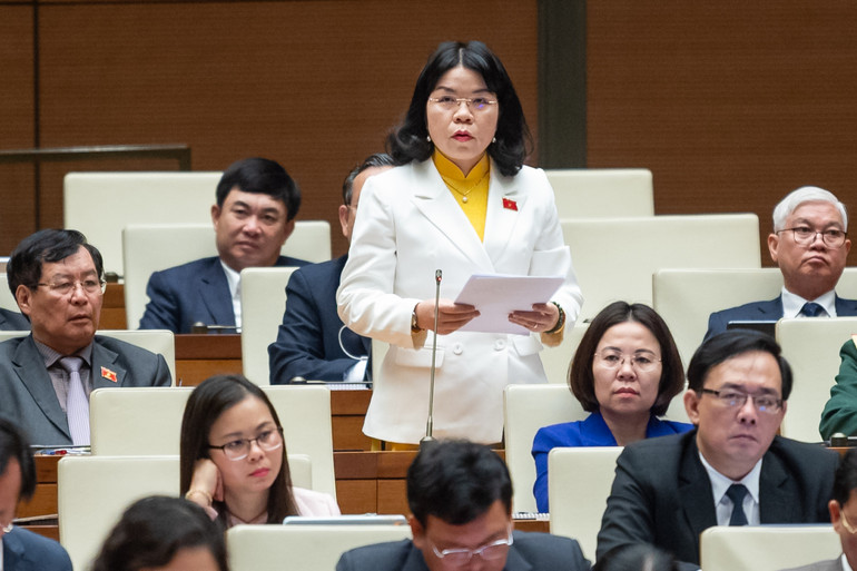 Đại biểu Nguyễn Thị Ngọc Xuân (Bình Dương) phát biểu. (Ảnh: quochoi.vn)