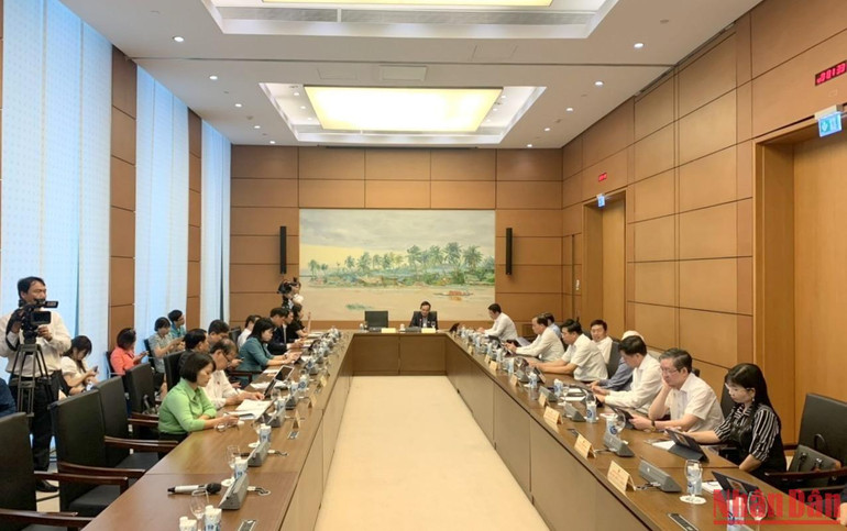 Toàn cảnh thảo luận tại Tổ 12 sáng 26/10.