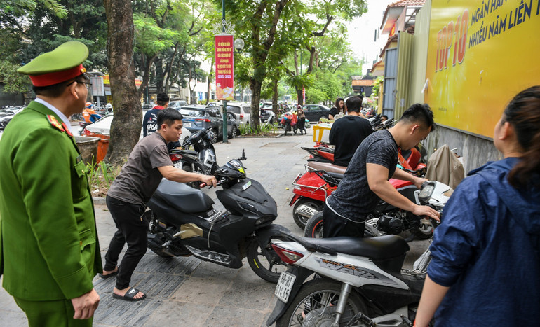 Sau gần 1 tháng ra quân tổng kiểm tra, xử lý vi phạm, tình hình trật tự an toàn giao thông, trật tự đô thị trên địa bàn thành phố Hà Nội đã có nhiều chuyển biến tích cực. (Ảnh: THÀNH ĐẠT)