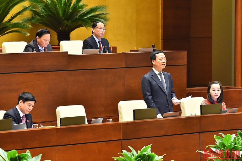 Bộ trưởng Thông tin và Truyền thông Nguyễn Mạnh Hùng trả lời chất vấn. (Ảnh: THỦY NGUYÊN)