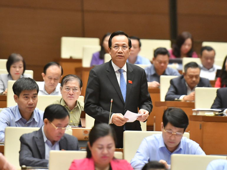 Bộ trưởng Lao động-Thương binh và Xã hội Đào Ngọc Dung trả lời chất vấn của đại biểu Quốc hội. (Ảnh: ĐĂNG KHOA)