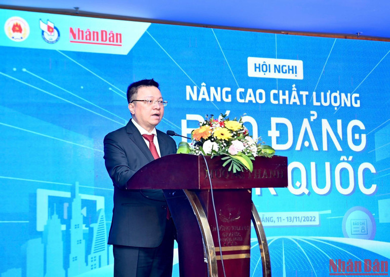 Đồng chí Lê Quốc Minh, Ủy viên Trung ương Đảng, Tổng Biên tập Báo Nhân Dân, Phó Trưởng Ban Tuyên giáo Trung ương, Chủ tịch Hội Nhà báo Việt Nam phát biểu tại phiên bế mạc Hội nghị “Nâng cao chất lượng báo Đảng toàn quốc”.