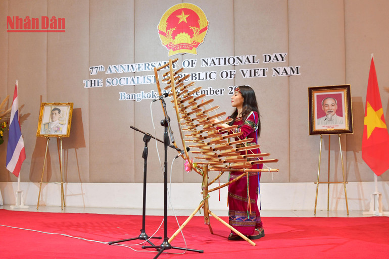 Nghệ sĩ Việt Nam biểu diễn một tiết mục ca nhạc truyền thống tại buổi lễ. Nghệ sĩ Việt Nam biểu diễn một tiết mục ca nhạc truyền thống tại buổi lễ.