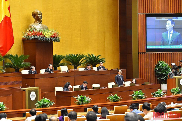 Bộ trưởng Thông tin và Truyền thông Nguyễn Mạnh Hùng trả lời chất vấn. (Ảnh: THỦY NGUYÊN)