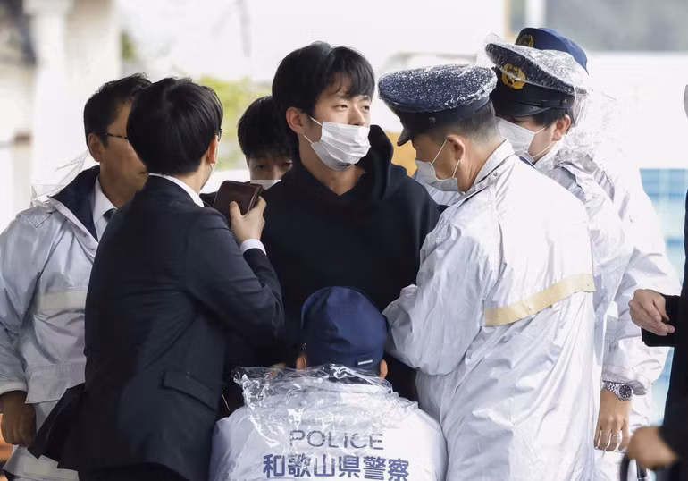Nghi phạm nam giới bị cảnh sát bắt giữ tại cảng cá Saikazaki ở Wakayama, tỉnh Wakayama, tây nam Nhật Bản ngày 15/4/2023. Đối tượng được cho là đã ném một vật thể hình trụ về phía Thủ tướng Nhật Bản Fumio Kishida khi ông chuẩn bị có bài phát biểu tại đây. (Ảnh: Kyodo/Reuters) Nghi phạm nam giới bị cảnh sát bắt giữ tại cảng cá Saikazaki ở Wakayama, tỉnh Wakayama, tây nam Nhật Bản ngày 15/4/2023. Đối tượng được cho là đã ném một vật thể hình trụ về phía Thủ tướng Nhật Bản Fumio Kishida khi ông chuẩn bị có bài phát biểu tại đây. (Ảnh: Kyodo/Reuters)