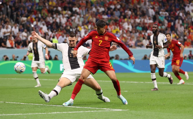 Morata (số 7) dứt điểm tinh tế, mở tỷ số trận đấu. (Ảnh: FIFA)