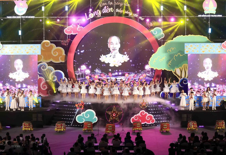 Chương trình văn nghệ chào mừng đêm hội. (Ảnh: TTXVN) Chương trình văn nghệ chào mừng đêm hội. (Ảnh: TTXVN)