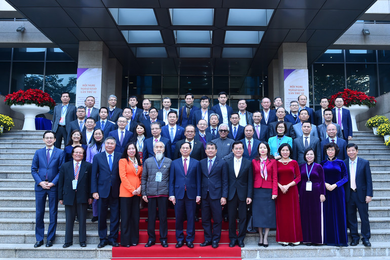 Bộ trưởng Ngoại giao Bùi Thanh Sơn và các đồng chí lãnh đạo, nguyên lãnh đạo Bộ Ngoại giao, các đại sứ, trưởng các cơ quan đại diện Việt Nam ở nước ngoài, thủ trưởng các cơ quan, đơn vị chủ chốt thuộc Bộ Ngoại giao tại phiên bế mạc Hội nghị Ngoại giao lần thứ 32. (Ảnh: THỦY NGUYÊN)