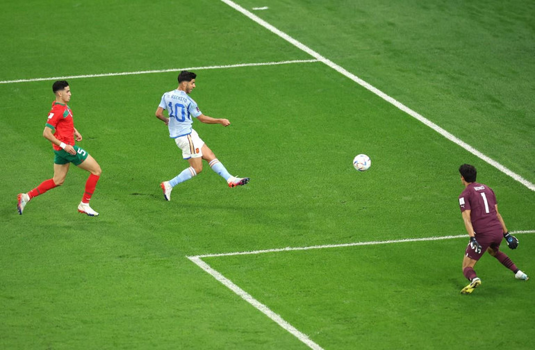 Asensio dứt điểm trúng cạnh lưới khung thành Maroc. (Ảnh: FIFA)