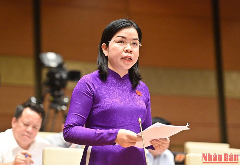 Đại biểu Nguyễn Thị Ngọc Xuân, Bình Dương, phát biểu tại phiên thảo luận của Quốc hội chiều 8/11. (Ảnh: ĐĂNG KHOA)