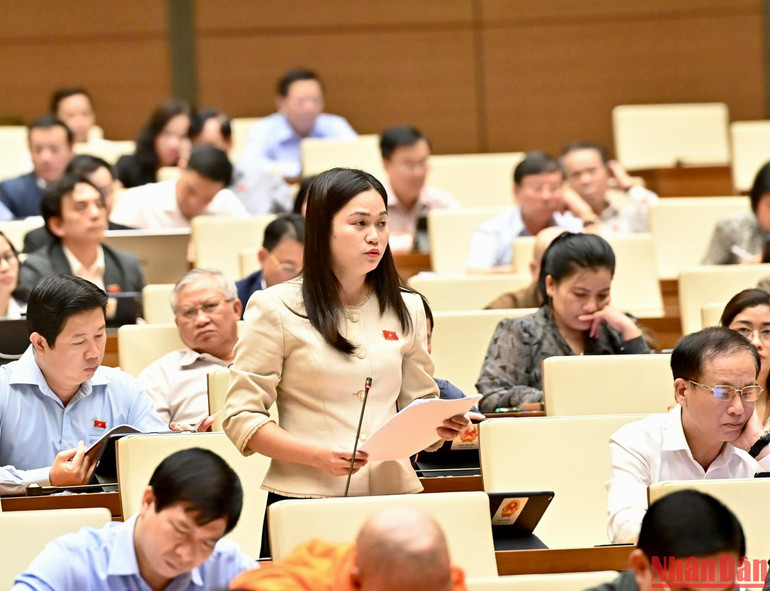 Đại biểu Phạm Thị Xuân (Thanh Hóa) phát biểu. (Ảnh: ĐĂNG KHOA)