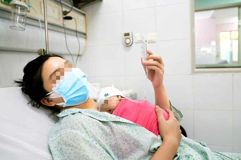 Trẻ sơ sinh tại Bệnh viện Nhi Trung ương được ăn sữa từ ngân hàng sữa mẹ qua sonde dạ dày. (Ảnh: Bệnh viện cung cấp)