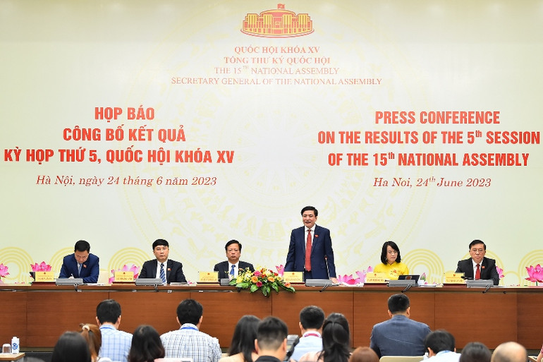 Tổng Thư ký, Chủ nhiệm Văn phòng Quốc hội Bùi Văn Cường phát biểu tại họp báo công bố kết quả Kỳ họp thứ 5, Quốc hội khóa XV. (Ảnh: THỦY NGUYÊN)
