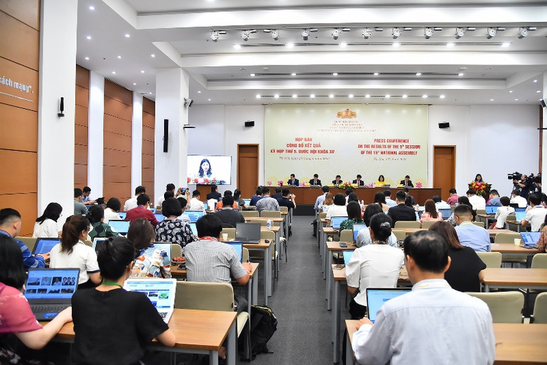 Quang cảnh họp báo công bố kết quả Kỳ họp thứ 5, Quốc hội khóa XV. (Ảnh: THỦY NGUYÊN)