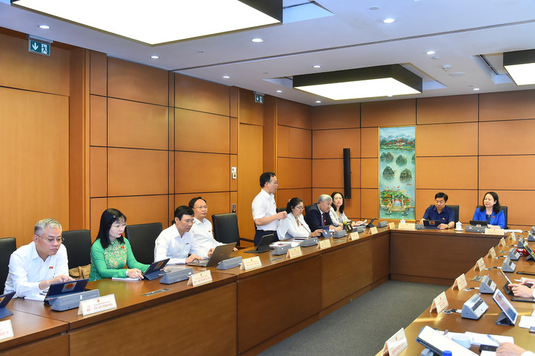 Quang cảnh phiên thảo luận tại Tổ 17. (Ảnh: THỦY NGUYÊN)